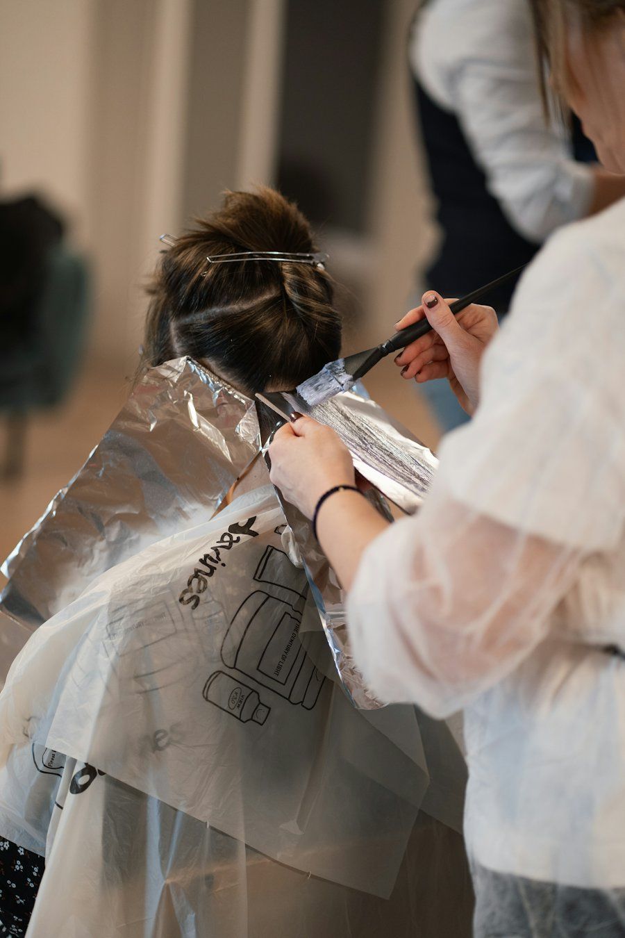 Proses pewarnaan rambut dengan kertas foil di salon