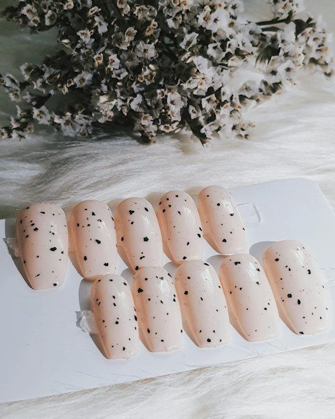 Kuku palsu nude dengan motif titik-titik