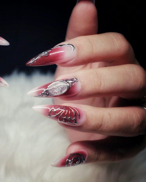 Kuku runcing gradasi merah dengan garis glitter