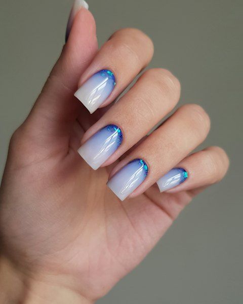 Kuku dengan gradasi putih ke biru