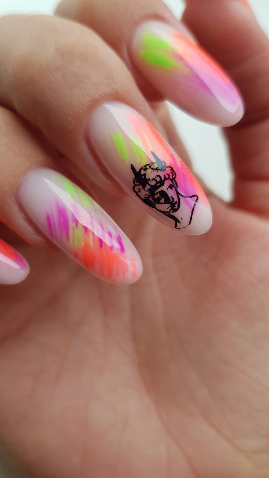Kuku panjang dengan lukisan abstrak warna neon