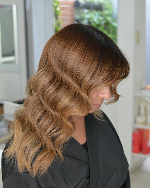 Rambut panjang bergelombang dengan balayage cokelat madu