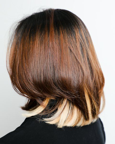 Rambut bob gelap dengan lapisan bawah berwarna terang